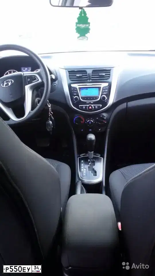 Фото автомобиля HYUNDAI SOLARIS, 2012 — госномер Р550ЕУ34. Цвет: БЕЖЕВО - СЕРЫЙ