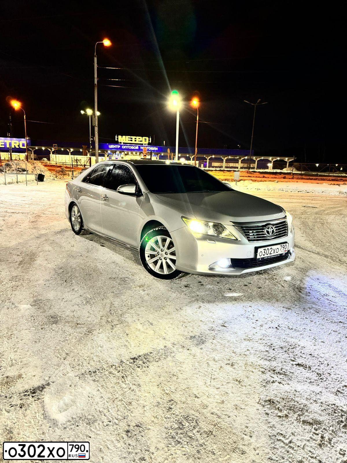 Фото автомобиля TOYOTA CAMRY, 2011 — госномер О104ТА60. Цвет: СЕРЕБРИСТЫЙ МЕТАЛЛИК