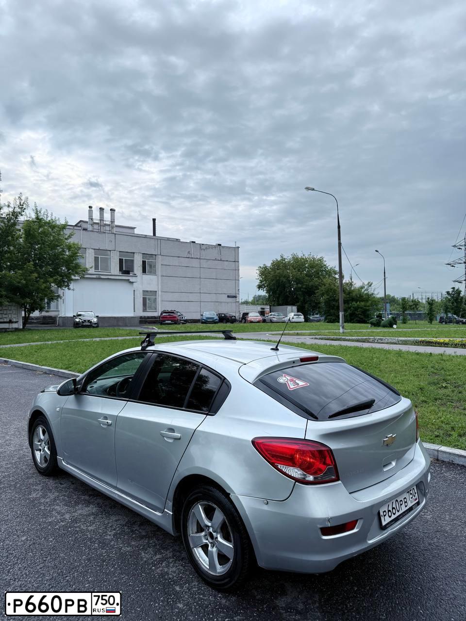 Фото автомобиля CHEVROLET CRUZE, 2012 — госномер Р660РВ750. Цвет: СЕРЕБРИСТЫЙ МЕТАЛЛИК