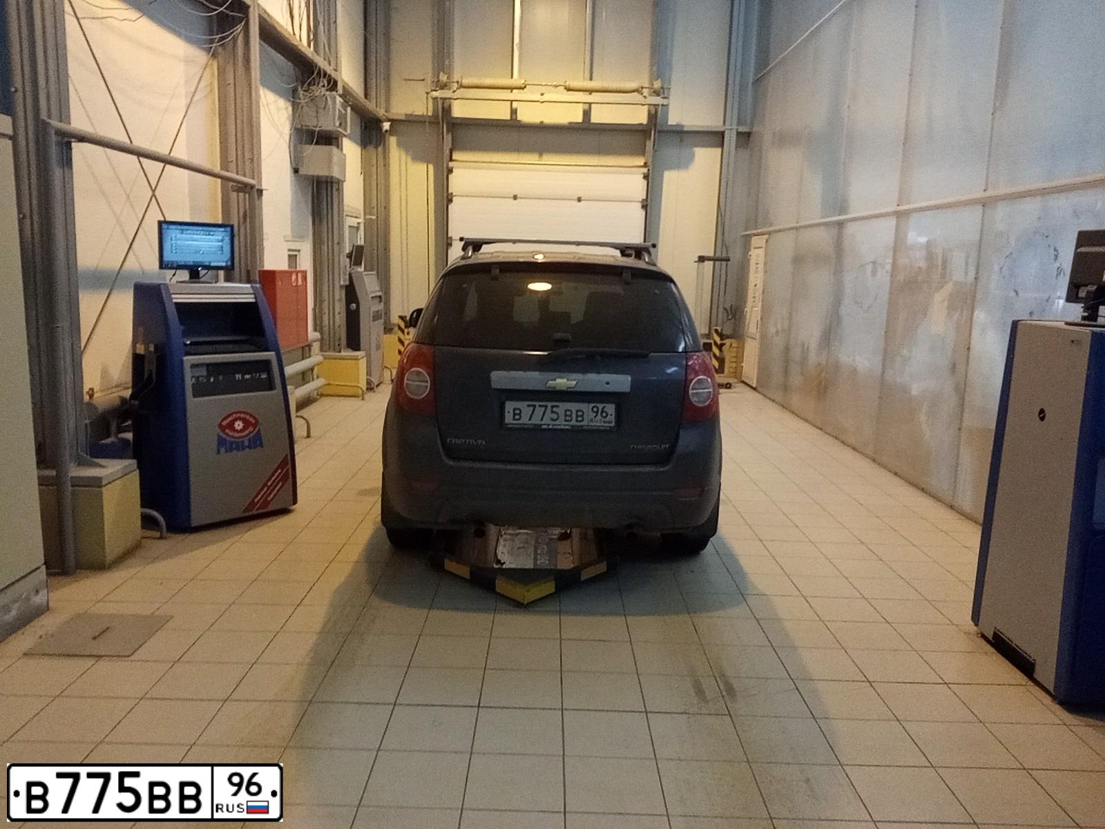 Фото автомобиля CHEVROLET CAPTIVA, 2008 — госномер В775ВВ96. Цвет: ТЕМНО-СЕРЫЙ