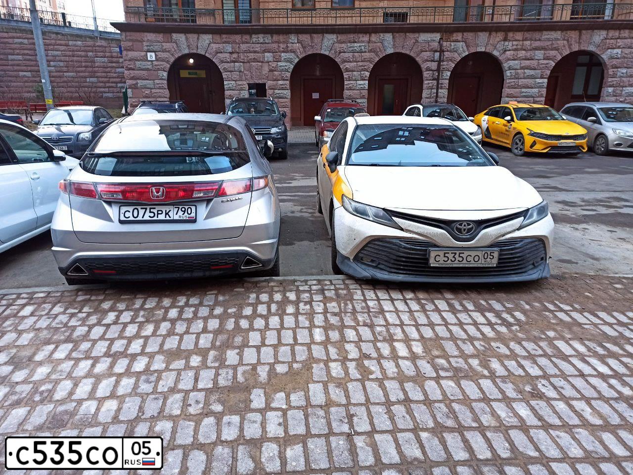 Фото автомобиля TOYOTA CAMRY, 2019 — госномер С535СО05. Цвет: БЕЛЫЙ-ЖЕЛТЫЙ-СЕРЫЙ