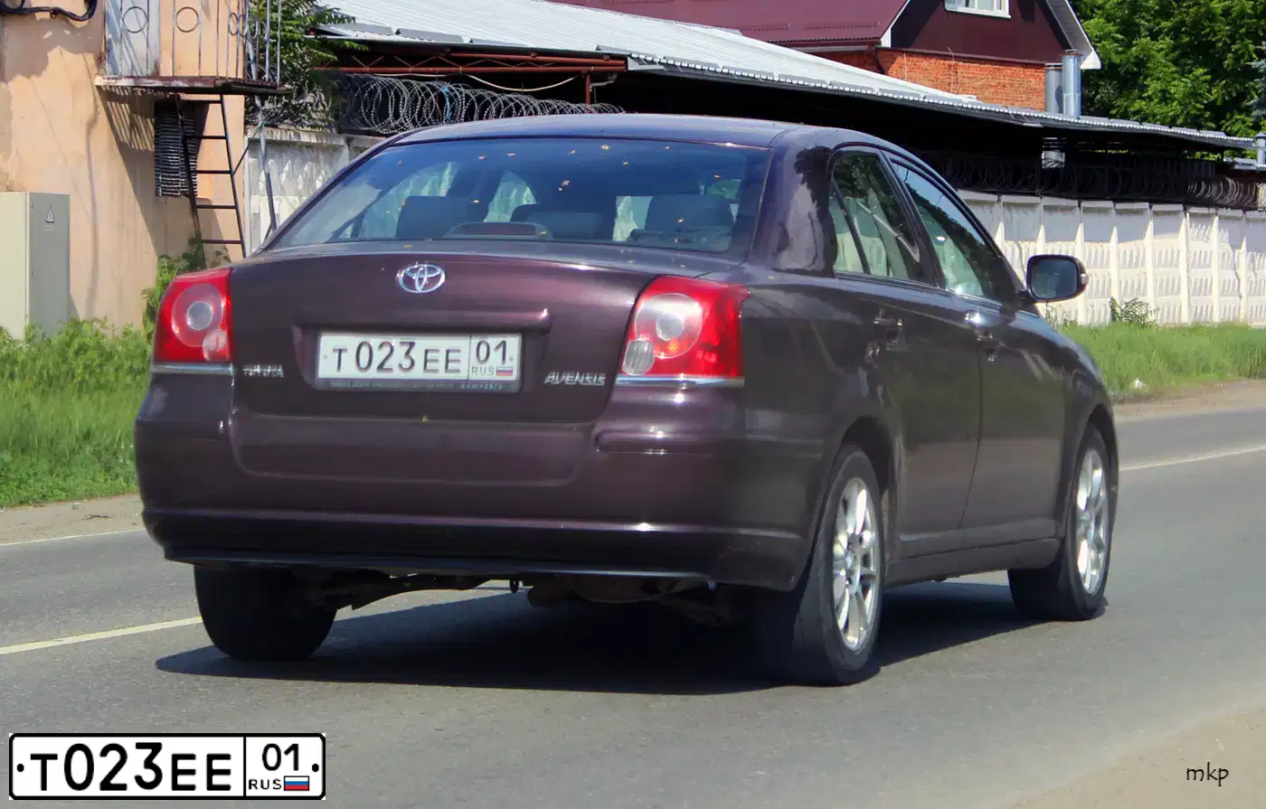 Фото автомобиля TOYOTA AVENSIS, 2006 — госномер Т023ЕЕ01. Цвет: Т.БОРДОВЫЙ