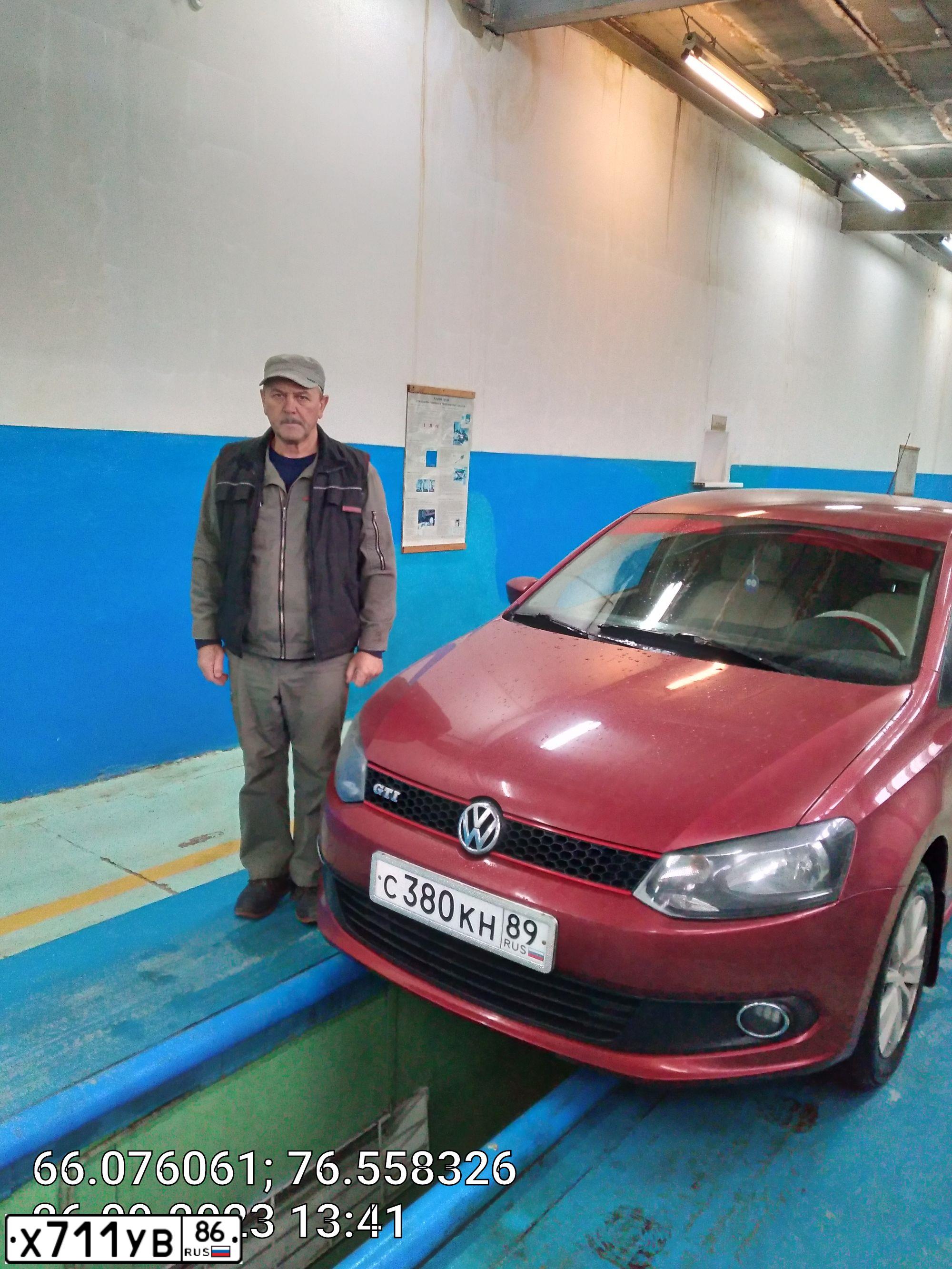 Фото автомобиля VOLKSWAGEN POLO, 2011 — госномер С134НУ89. Цвет: ВИШНЕВО-КРАСНЫЙ