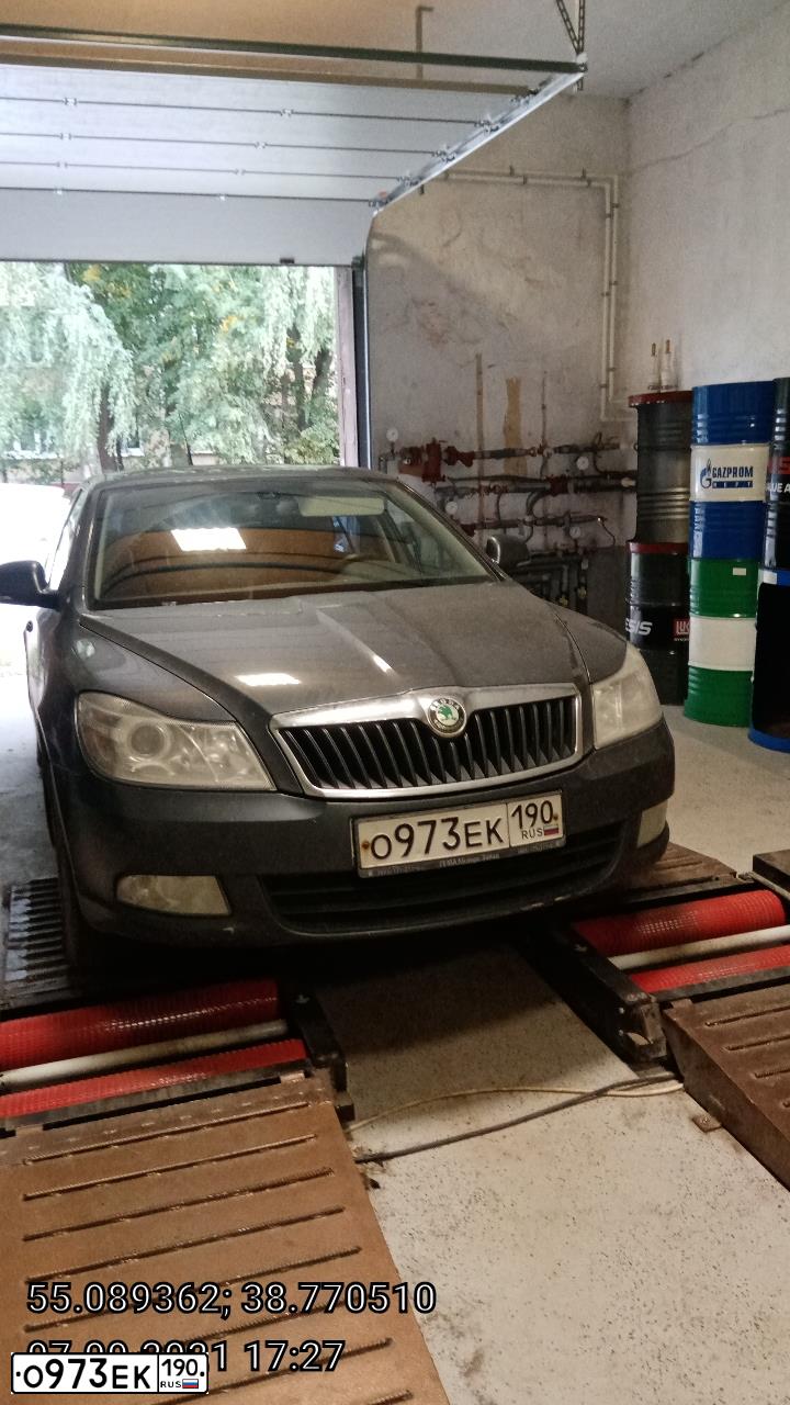 Фото автомобиля SKODA OCTAVIA, 2010 — госномер О973ЕК190. Цвет: СЕРЫЙ ТЕМНЫЙ