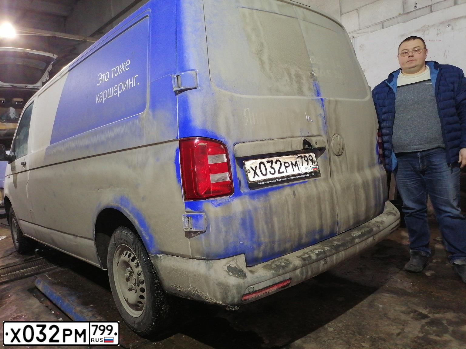Фото автомобиля VOLKSWAGEN TRANSPORTER, 2019 — госномер Х032РМ799. Цвет: СИНЕ-БЕЛЫЙ