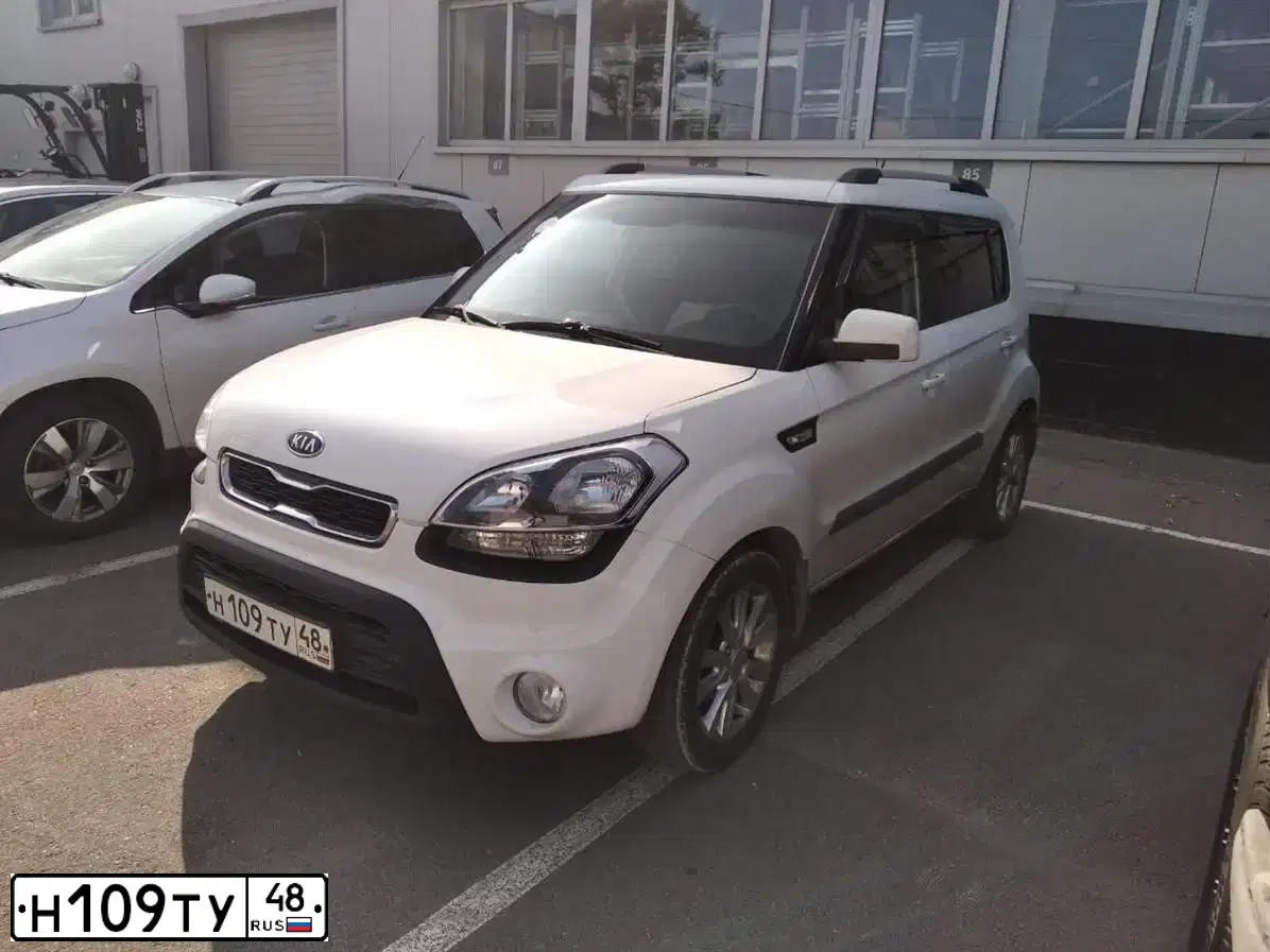 Фото автомобиля KIA SOUL, 2012 — госномер Т726УУ31. Цвет: белый RAL 9010