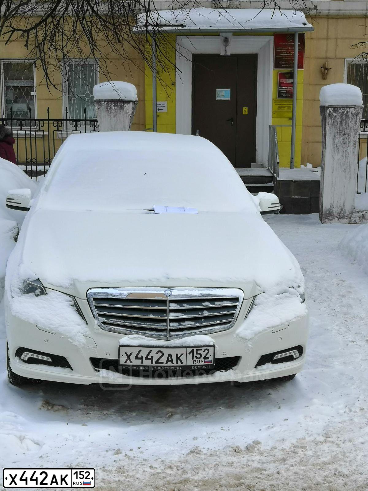 Фото автомобиля MERCEDES E-KLASSE, 2010 — госномер Х676НН152. Цвет: Белый