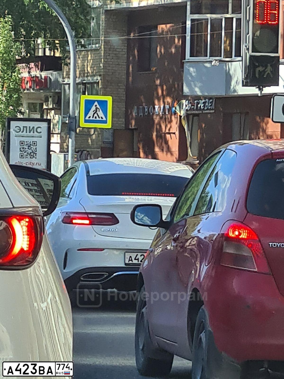 Фото автомобиля MERCEDES E-KLASSE, 2019 — госномер А423ВА774. Цвет: Белый