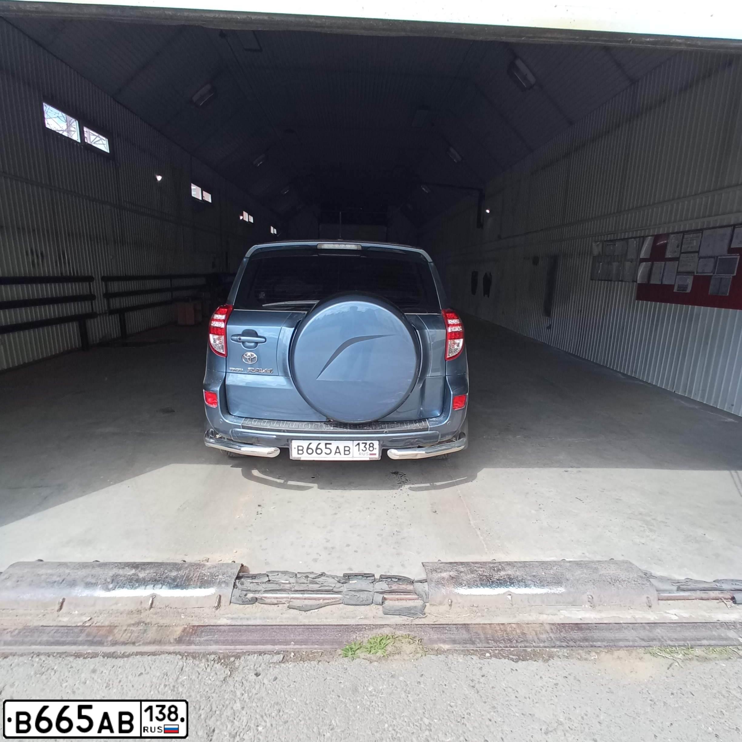 Фото автомобиля TOYOTA RAV4, 2010 — госномер В665АВ138. Цвет: СЕРО-СИНИЙ