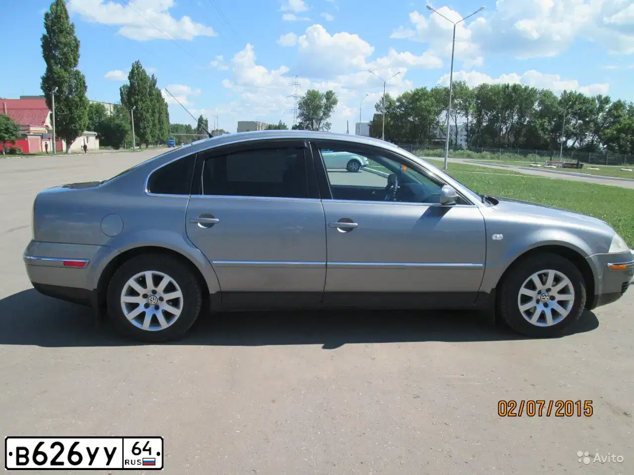 Фото автомобиля VOLKSWAGEN PASSAT, 2002 — госномер В626УУ64. Цвет: БЕЛЫЙ СЕРЫЙ