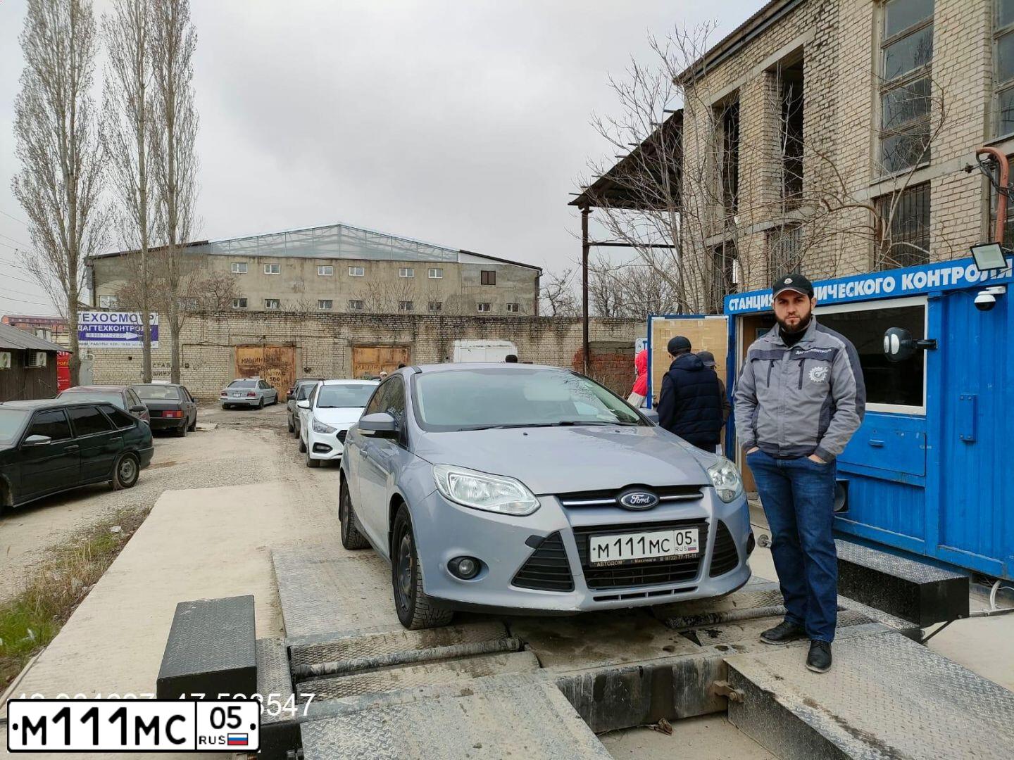 Фото автомобиля FORD FOCUS, 2011 — госномер М111МС05. Цвет: СЕРО-ГОЛУБОЙ