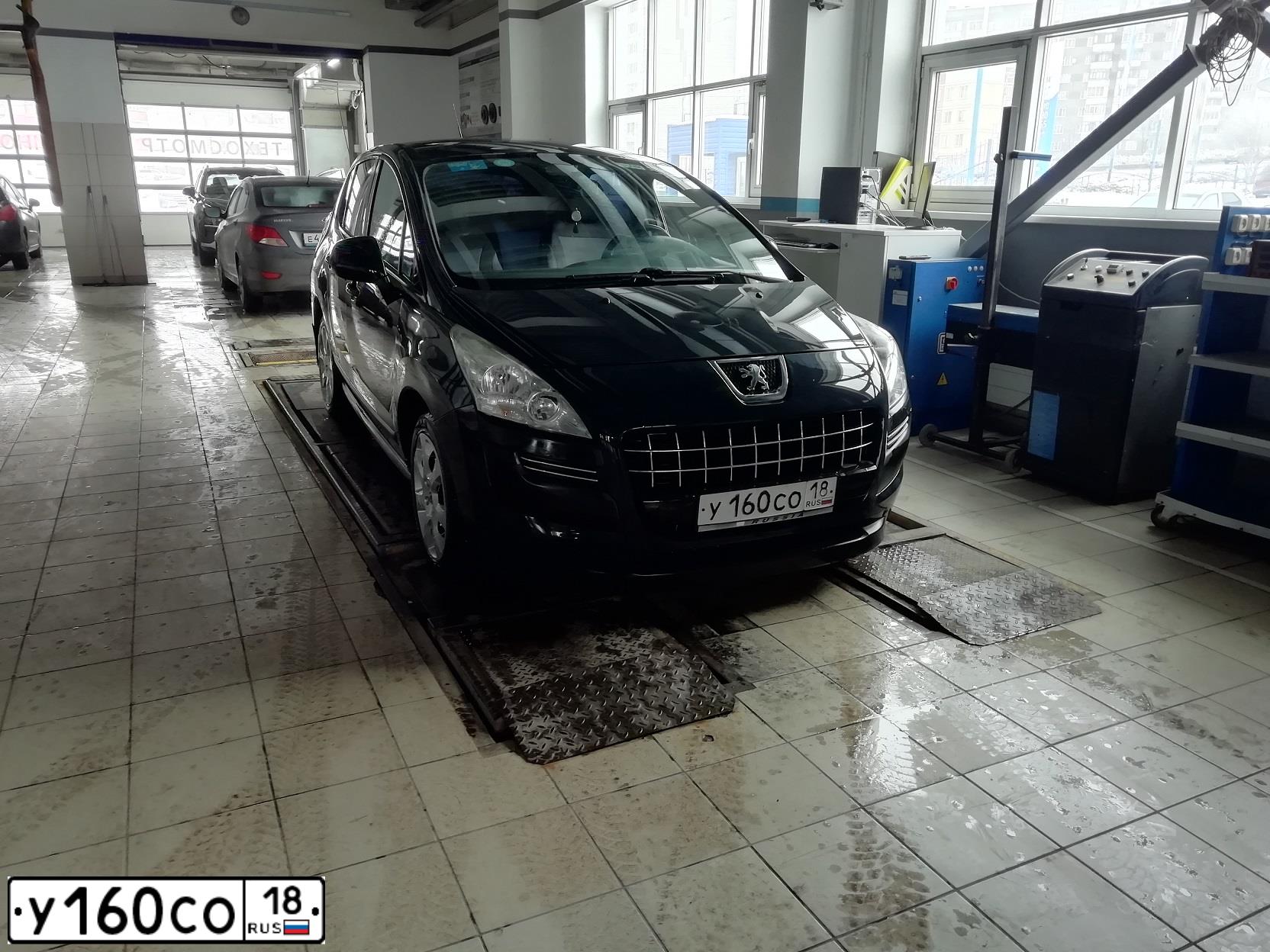 Фото автомобиля PEUGEOT 3008, 2011 — госномер У160СО18. Цвет: ТЕМНО-СЕРЫЙ