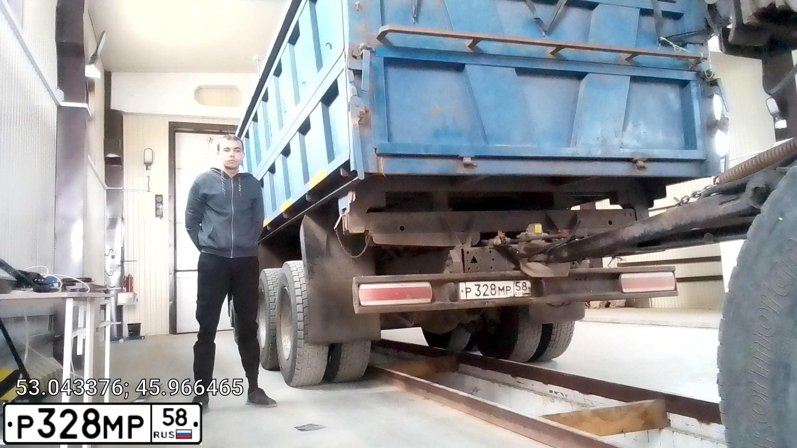 Фото автомобиля KAMAZ 65115 /6X4/, 2017 — госномер Р328МР58. Цвет: СИНИЙ РАЛ 5010