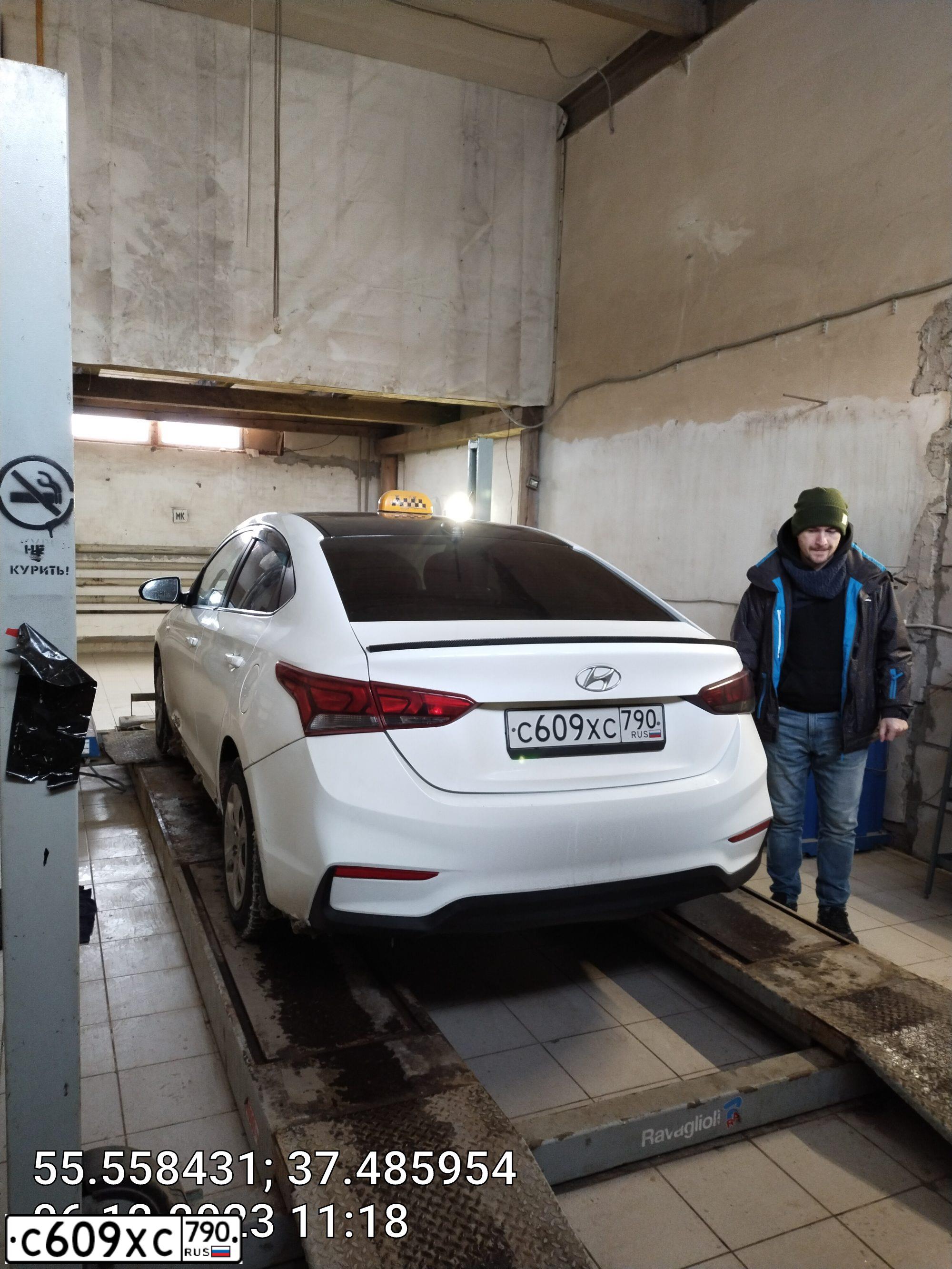 Фото автомобиля HYUNDAI SOLARIS, 2018 — госномер С609ХС790. Цвет: БЕЛЫЙ ЖЕЛТЫЙ СЕРЫЙ