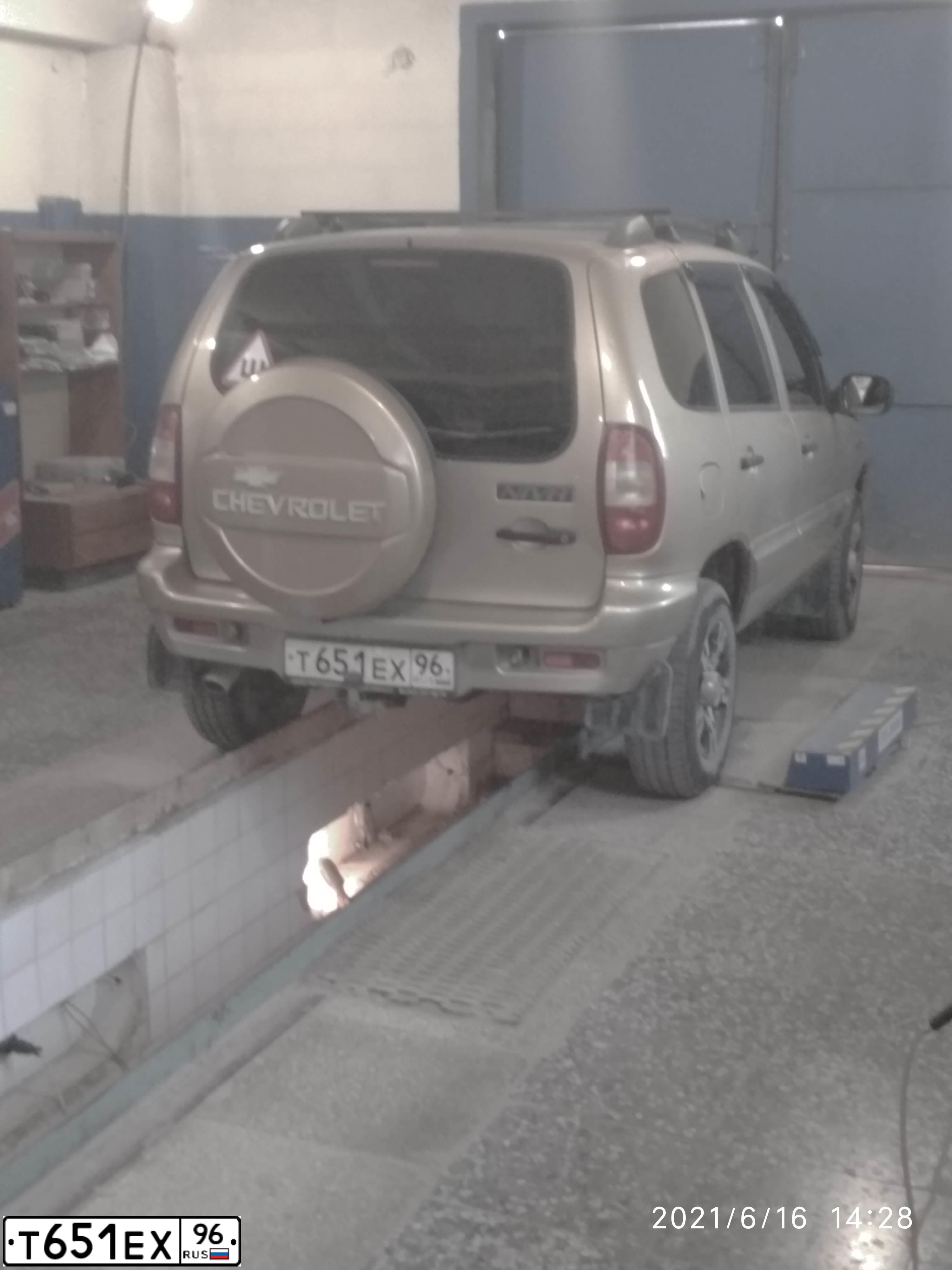Фото автомобиля CHEVROLET NIVA, 2004 — госномер Т651ЕХ196. Цвет: БЕЖЕВЫЙ