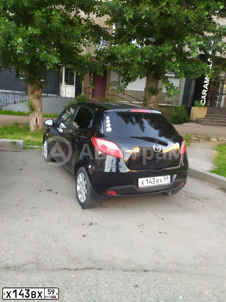 Фото автомобиля MAZDA 2, 2008 — госномер Х143ВХ59. Цвет: ЧЕРНЫЙ
