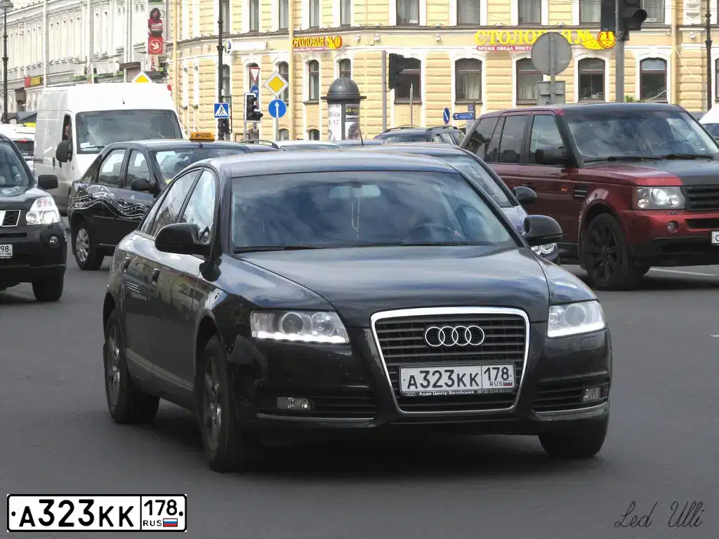 Фото автомобиля MITSUBISHI OUTLANDER, 2012 — госномер А323КК178. Цвет: Белый