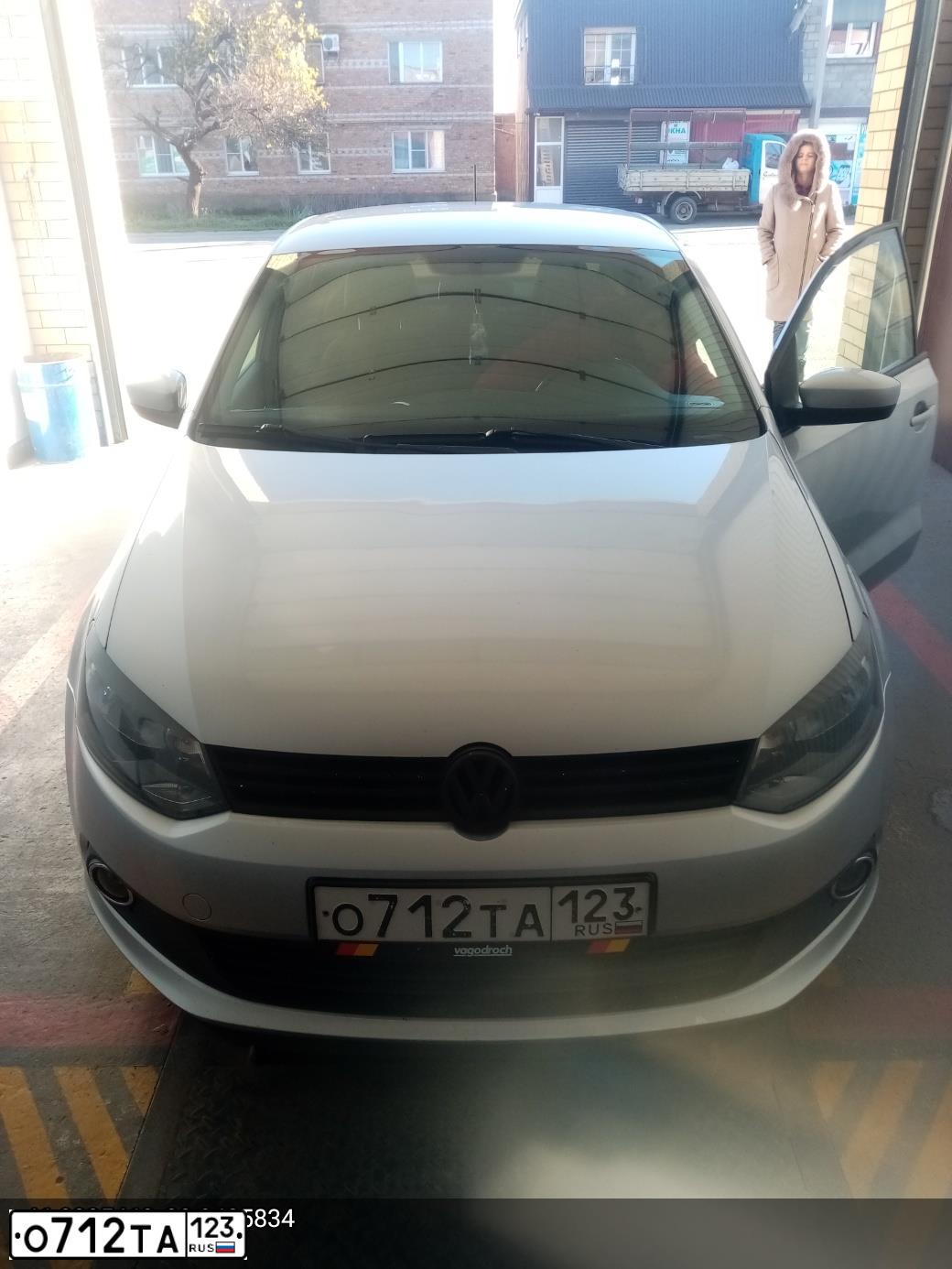 Фото автомобиля VOLKSWAGEN POLO, 2013 — госномер О712ТА123. Цвет: Серебристый