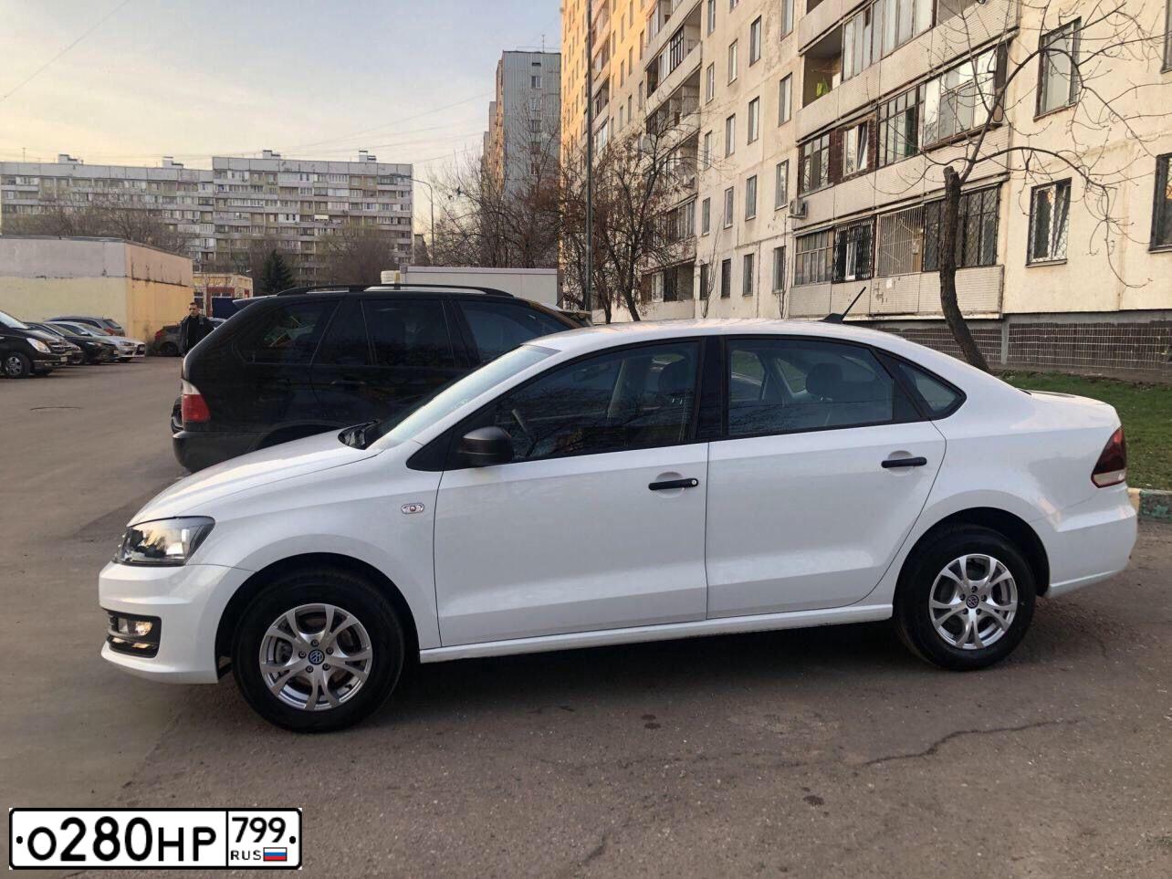 Фото автомобиля VOLKSWAGEN POLO, 2018 — госномер О280НР799. Цвет: БЕЛЫЙ ЖЕЛТЫЙ СЕРЫЙ