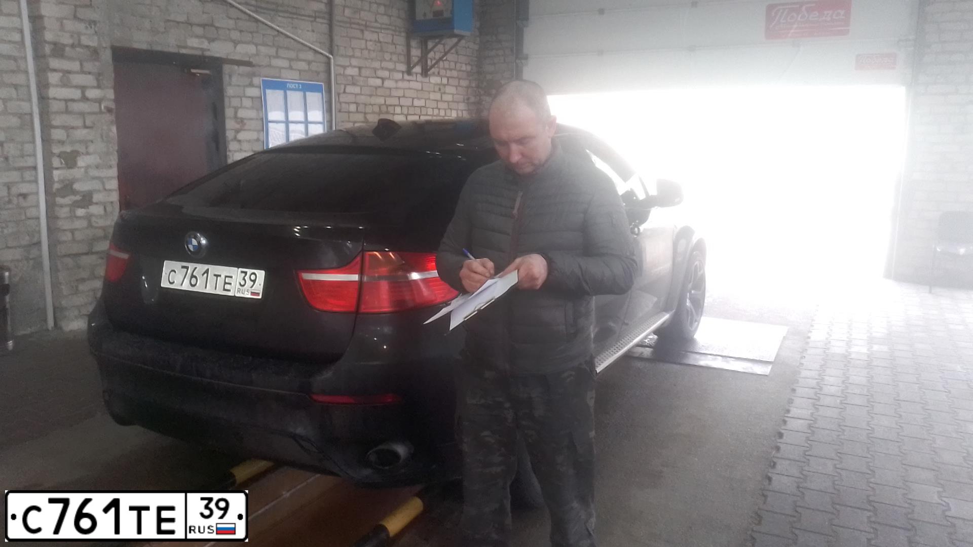Фото автомобиля BMW X6, 2009 — госномер Т997ЕМ39. Цвет: ЧЕРНЫЙ