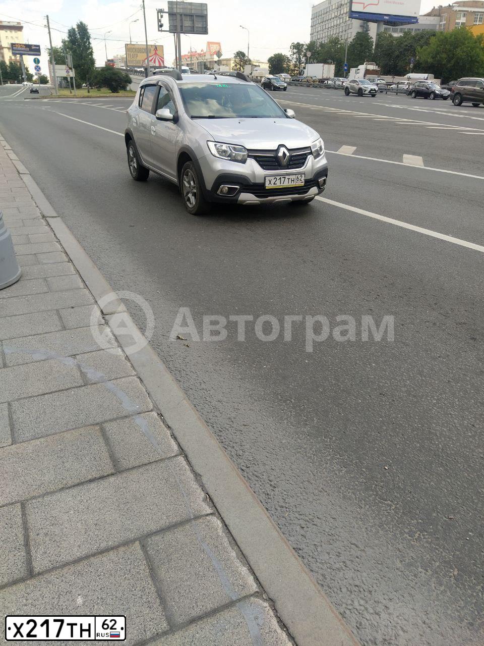 Фото автомобиля RENAULT SANDERO, 2020 — госномер Х217ТН62. Цвет: СЕРЫЙ
