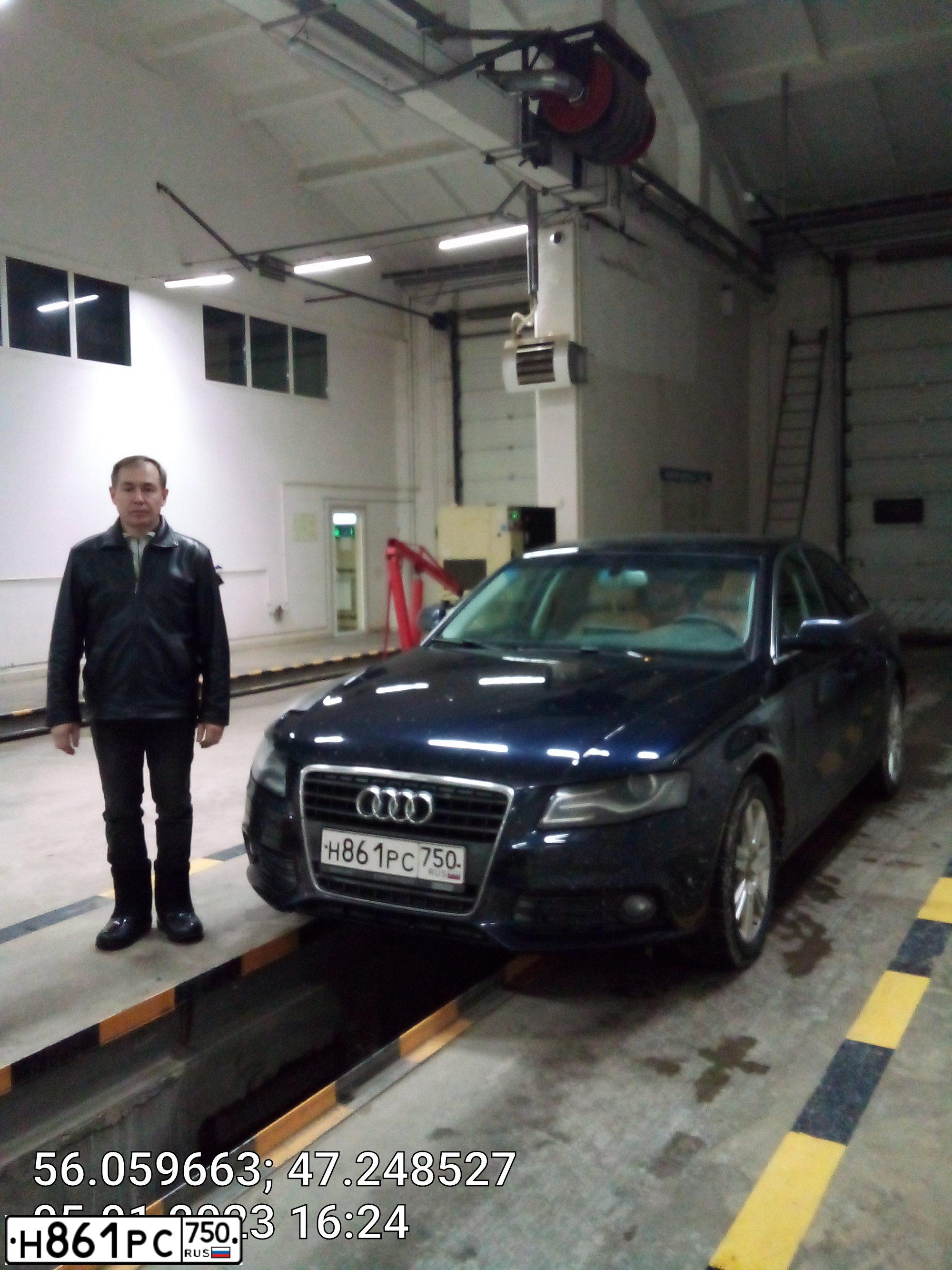 Фото автомобиля AUDI A4, 2010 — госномер Н861РС750. Цвет: синий