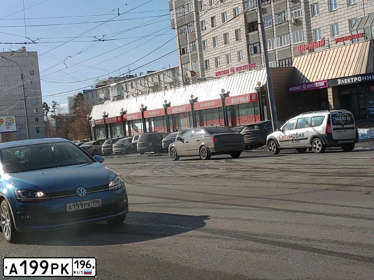 Фото автомобиля VOLKSWAGEN GOLF, 2014 — госномер В423РР702. Цвет: ГОЛУБОЙ