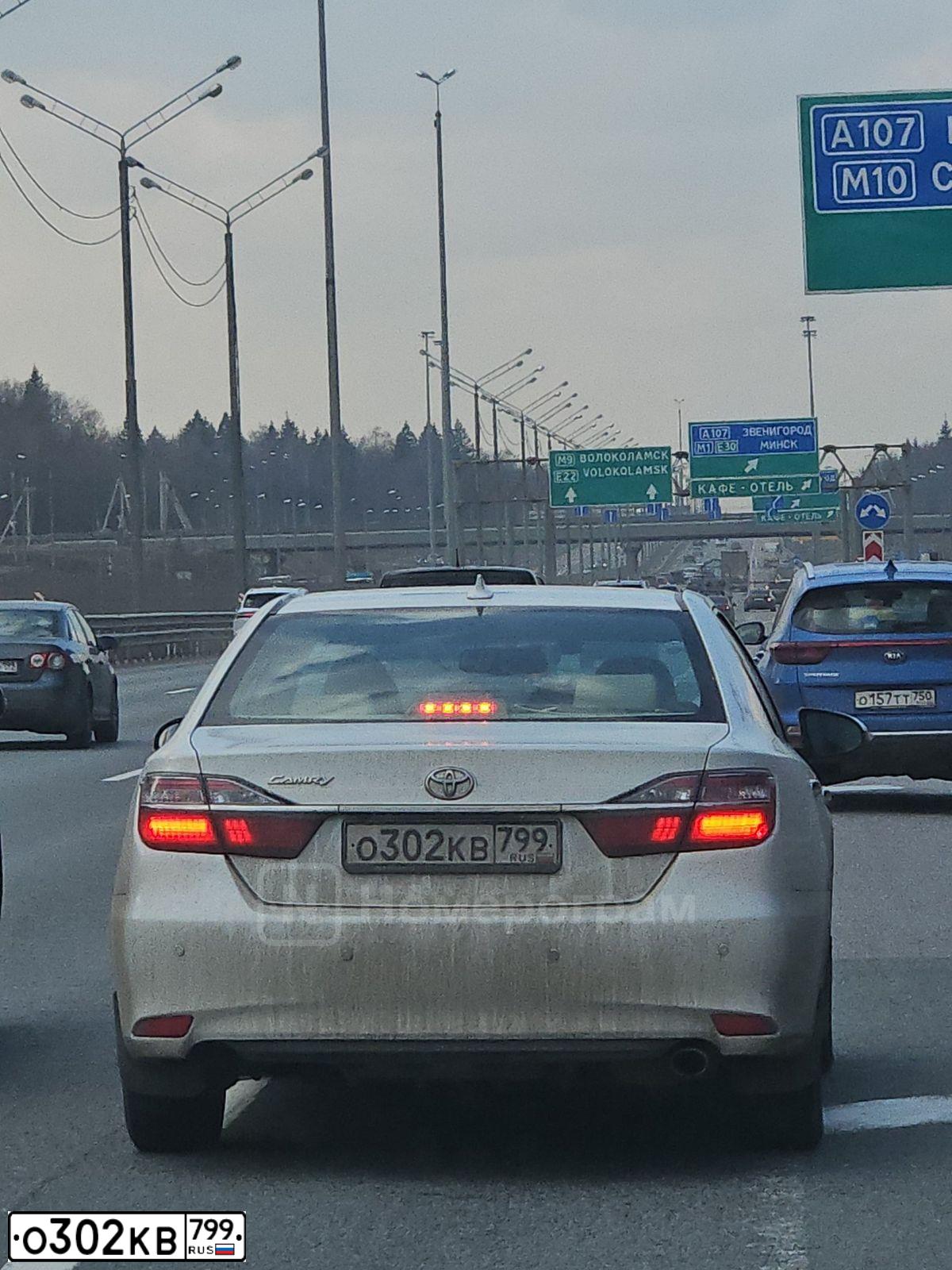 Фото автомобиля TOYOTA CAMRY, 2017 — госномер О302КВ799. Цвет: БЕЛЫЙ ПЕРЛАМУТР