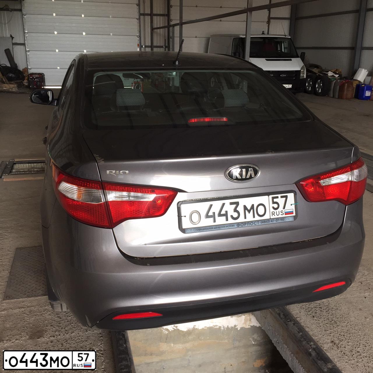 Фото автомобиля KIA RIO, 2014 — госномер О443МО57. Цвет: ТЕМНО-СЕРЫЙ