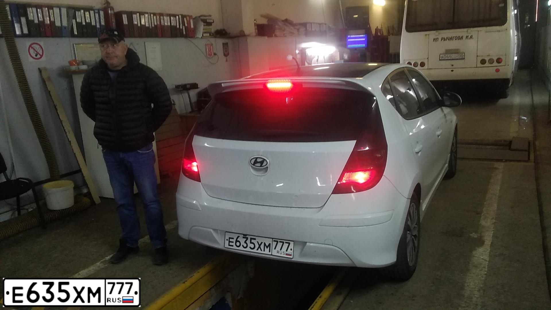 Фото автомобиля HYUNDAI I30, 2011 — госномер К354ХР790. Цвет: Белый