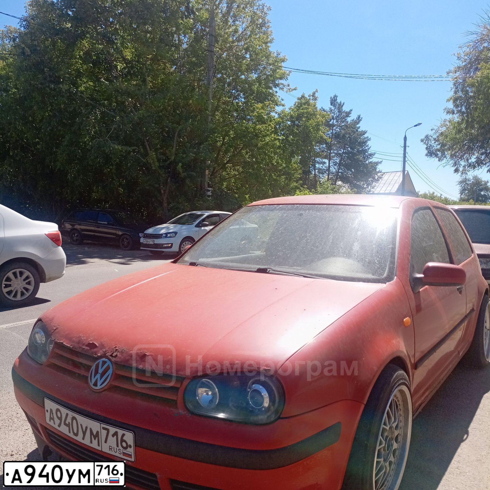 Фото автомобиля VOLKSWAGEN GOLF, 1998 — госномер А940УМ716. Цвет: КРАСНЫЙ