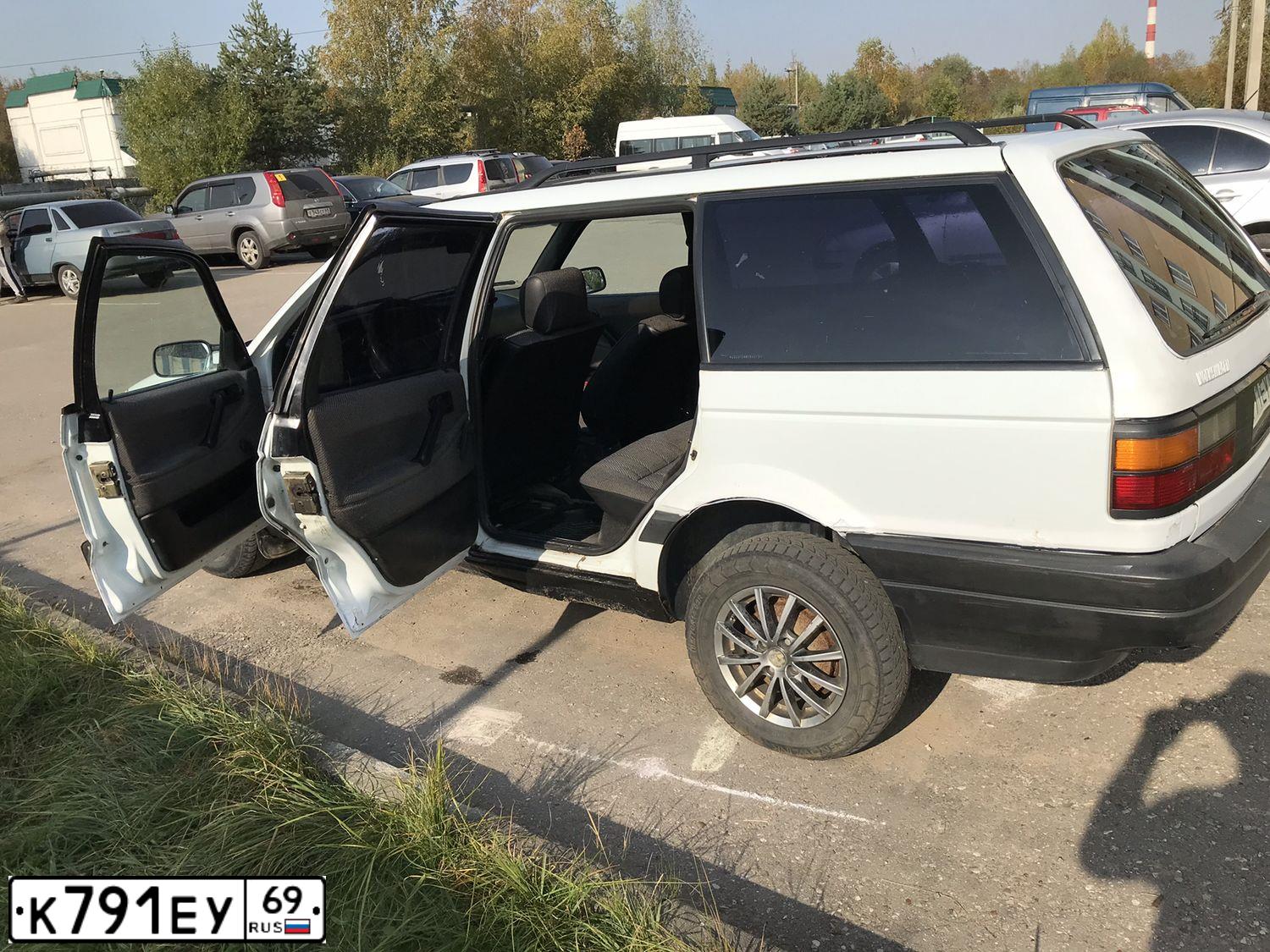 Фото автомобиля VOLKSWAGEN PASSAT, 1992 — госномер А653ХР77. Цвет: Белый