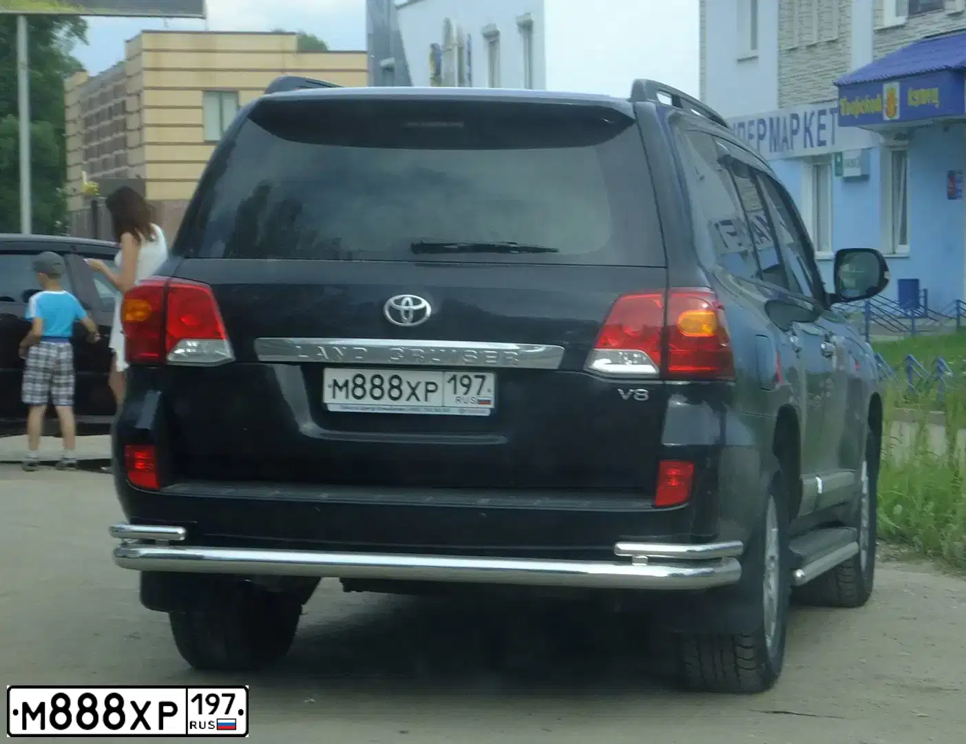 Фото автомобиля VOLKSWAGEN TIGUAN, 2011 — госномер А366СС750. Цвет: Белый
