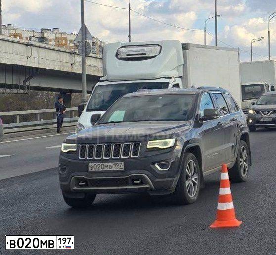 Фото автомобиля JEEP GRAND CHEROKEE, 2014 — госномер В020МВ197. Цвет: ЧЕРНЫЙ