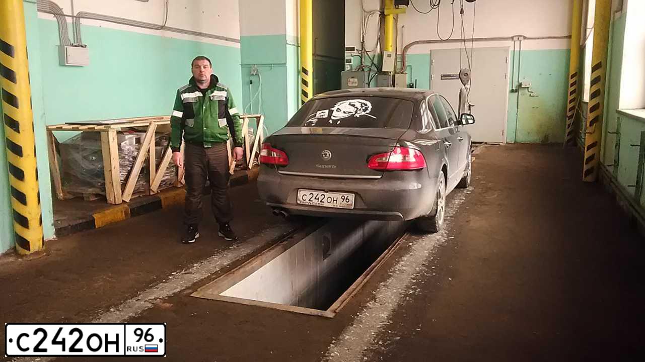 Фото автомобиля SKODA SUPERB, 2012 — госномер О160СЕ196. Цвет: ЧЕРНЫЙ
