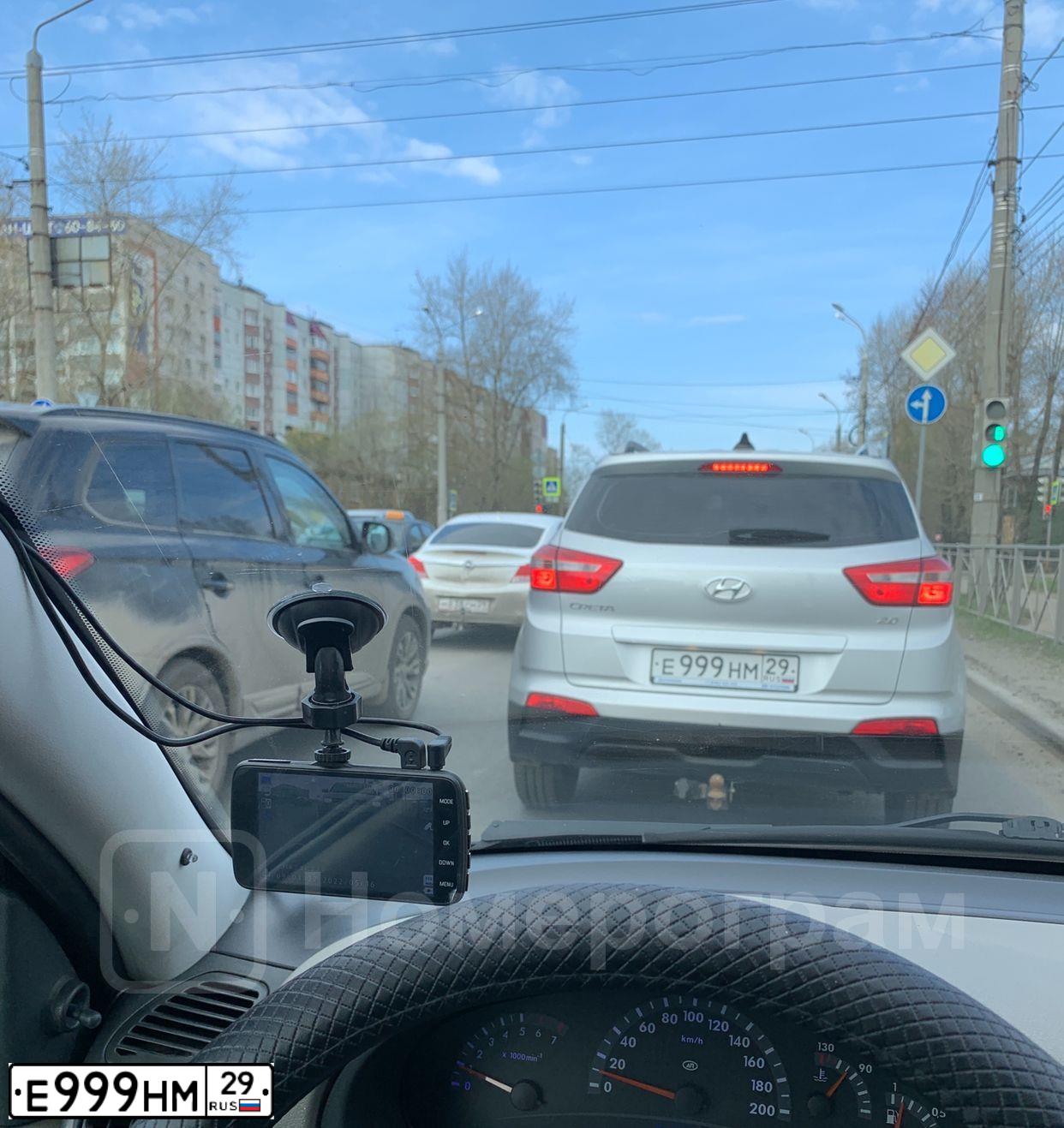 Фото автомобиля KIA CERATO, 2006 — госномер Е999НМ29. Цвет: ЧЕРНЫЙ