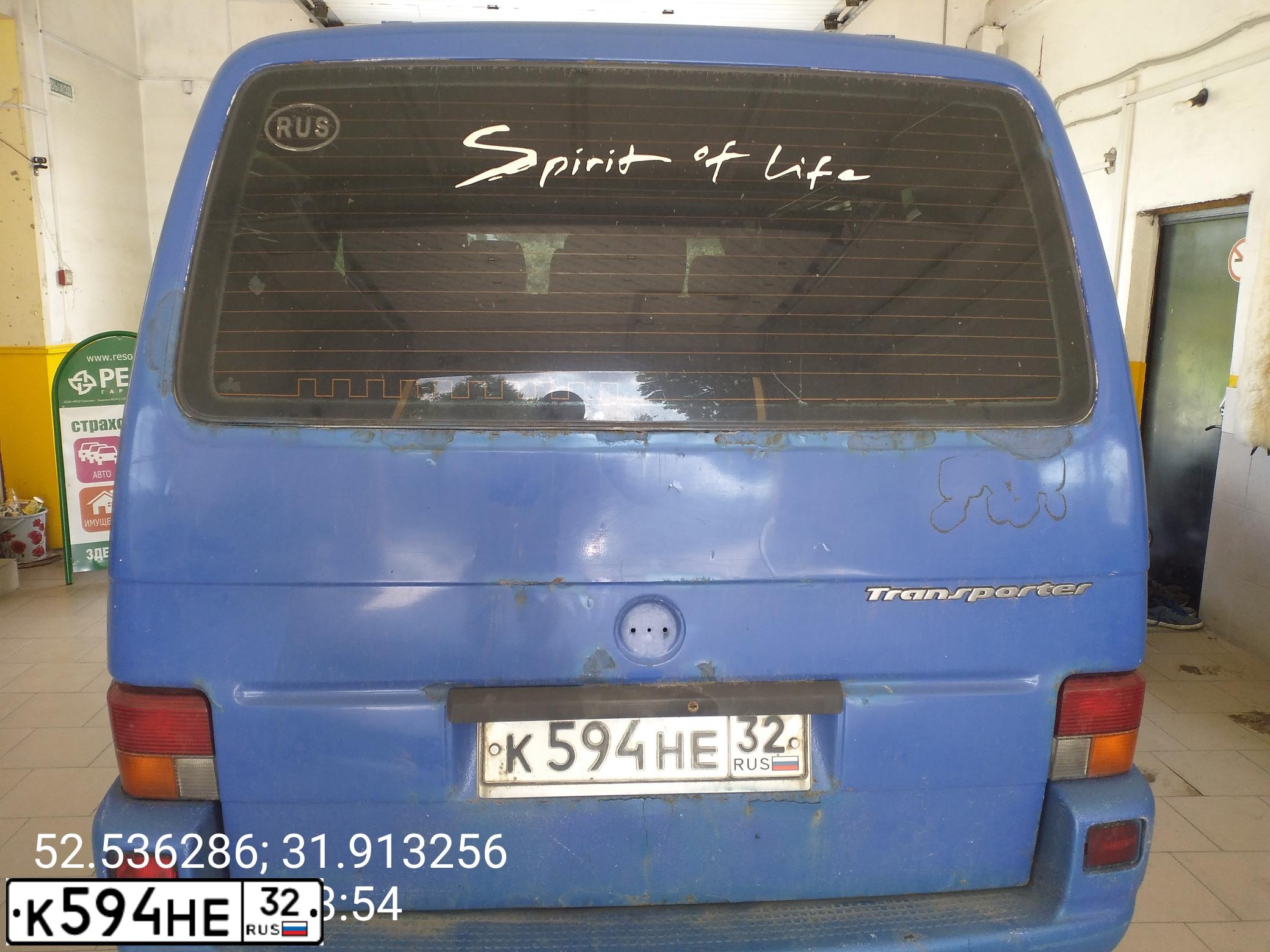 Фото автомобиля VOLKSWAGEN TRANSPORTER, 1996 — госномер К594НЕ32. Цвет: белый синий