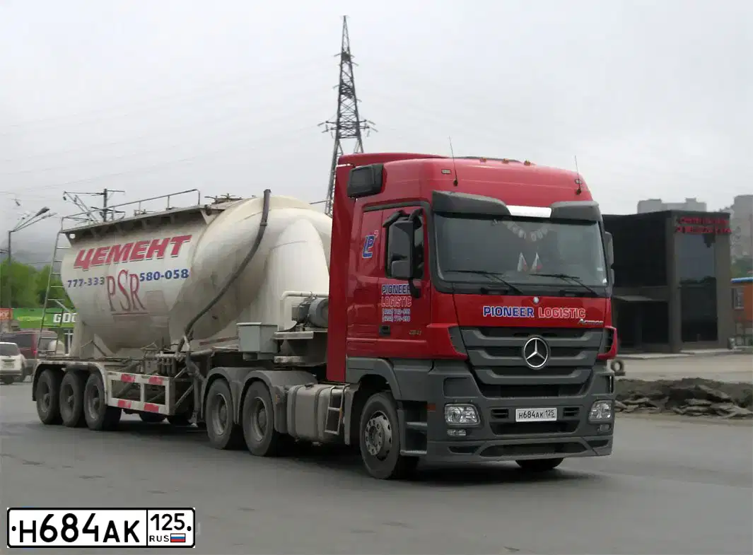 Фото автомобиля MERCEDES ACTROS, 2010 — госномер Н684АК125. Цвет: Красный