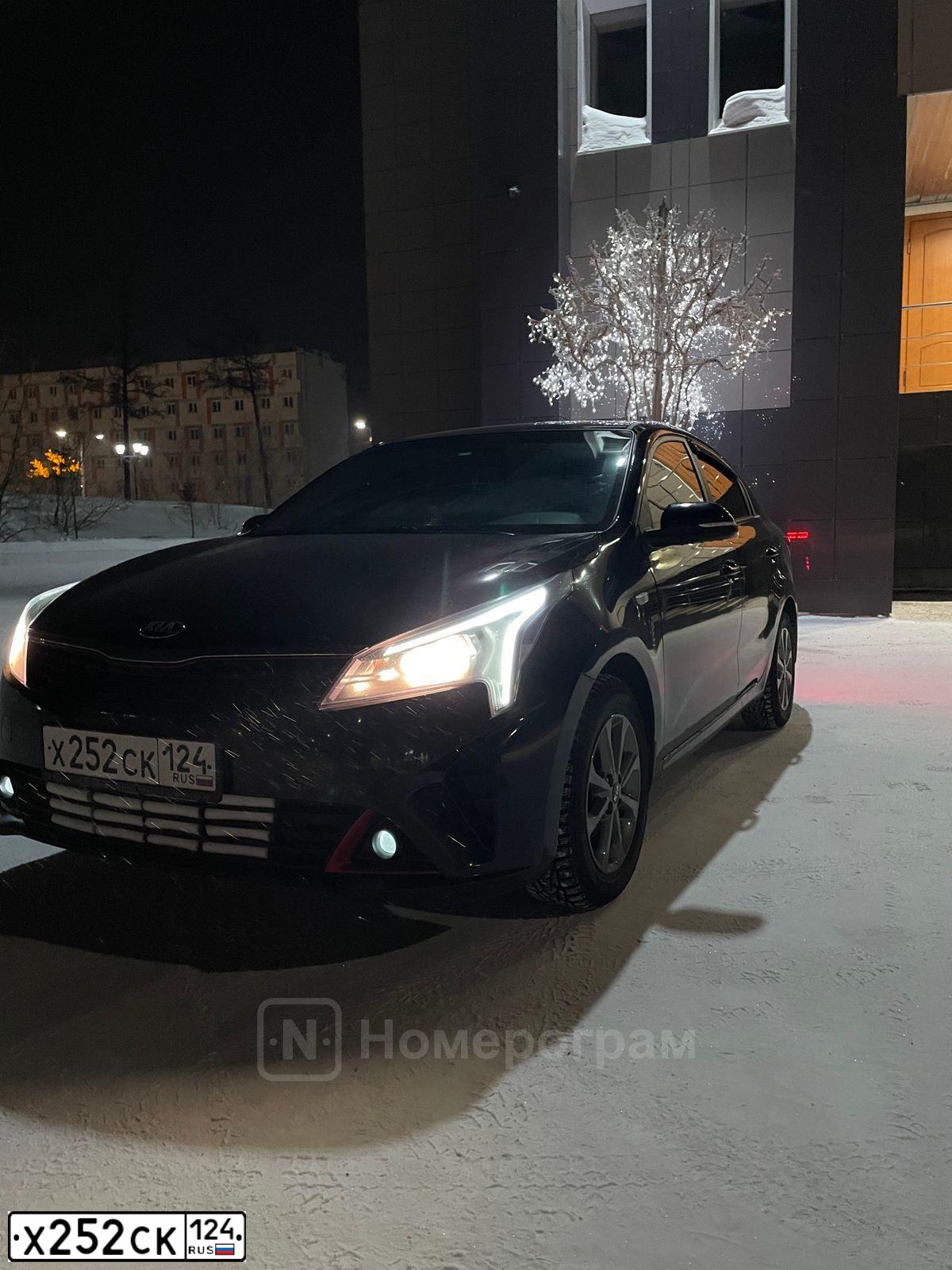 Фото автомобиля KIA RIO, 2021 — госномер Х252СК124. Цвет: ЧЕРНЫЙ