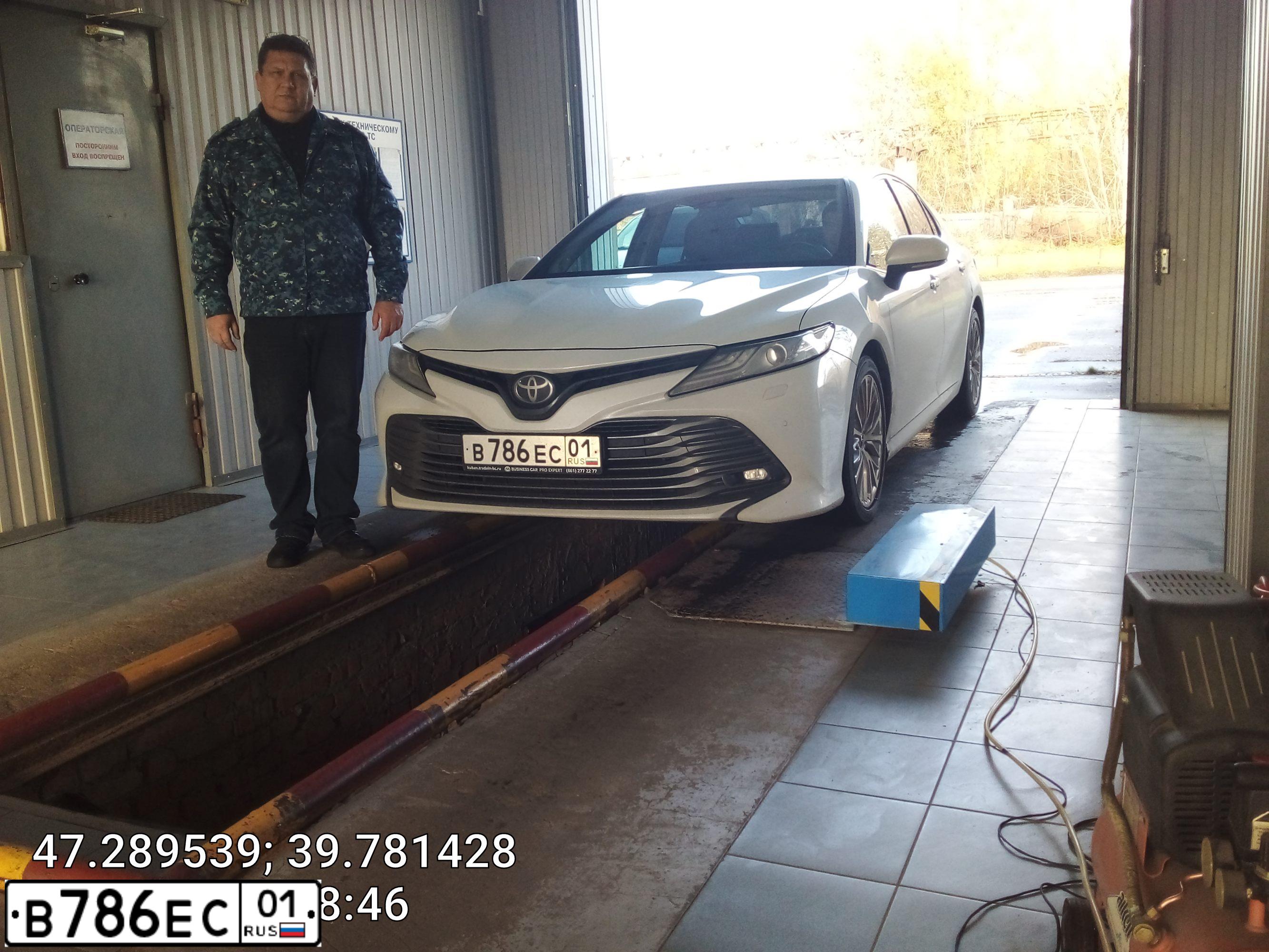 Фото автомобиля TOYOTA CAMRY, 2018 — госномер Е990НВ761. Цвет: БЕЛЫЙ ПЕРЛАМУТР