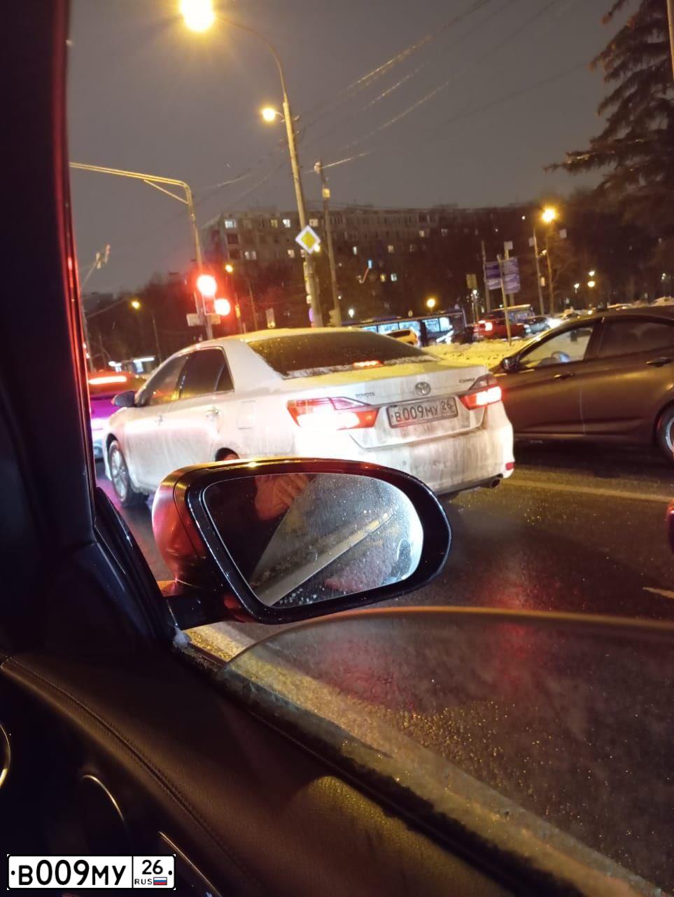 Фото автомобиля TOYOTA CAMRY, 2015 — госномер В009МУ26. Цвет: БЕЛЫЙ ПЕРЛАМУТР