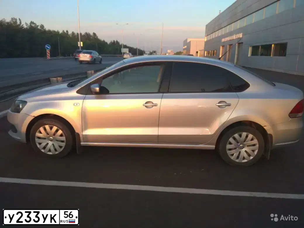 Фото автомобиля VOLKSWAGEN POLO, 2012 — госномер У233УК56. Цвет: СЕРЫЙ