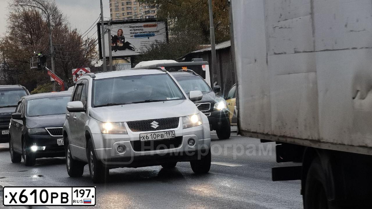 Фото автомобиля SUZUKI /GRAND/ VITARA, 2011 — госномер Х610РВ197. Цвет: СЕРЫЙ