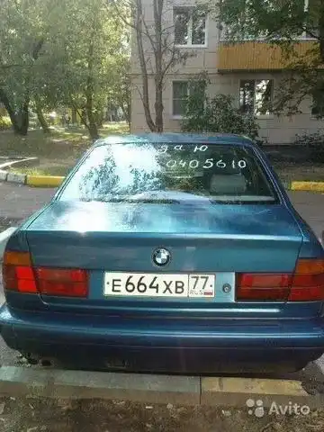 Фото автомобиля BMW SERIE 5, 1989 — госномер Е664ХВ77. Цвет: БЕЛО-СЕРЫЙ