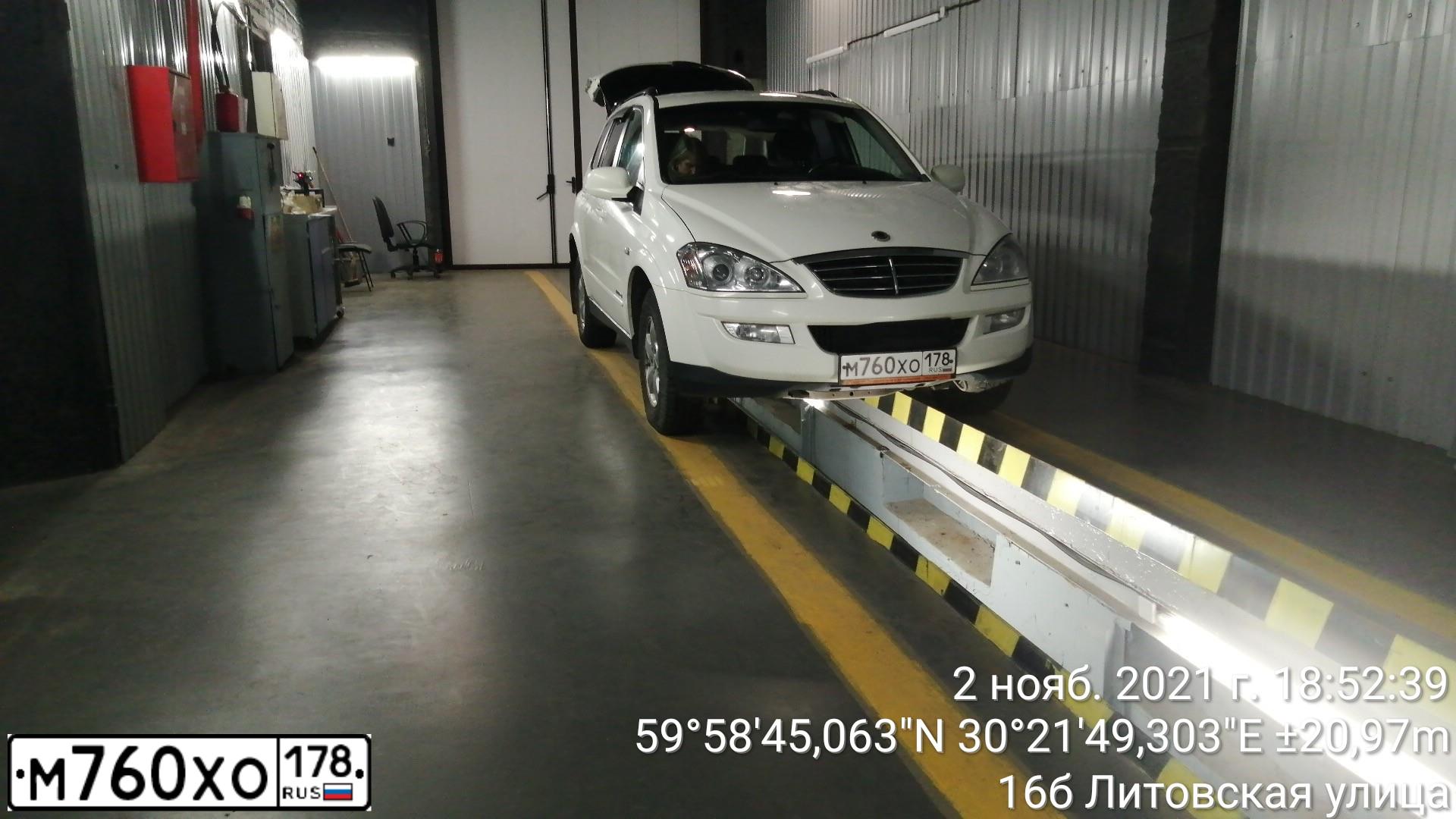 Фото автомобиля SSANGYONG KYRON, 2010 — госномер М760ХО178. Цвет: Белый