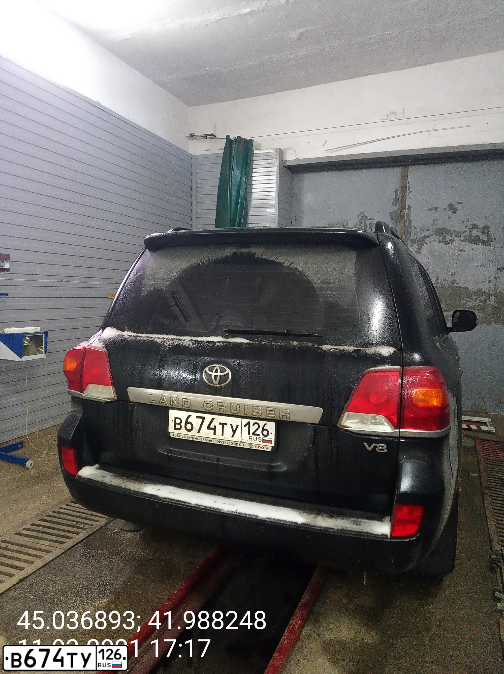 Фото автомобиля TOYOTA LANDCRUISER 200, 2012 — госномер В674ТУ126. Цвет: ЧЕРНЫЙ