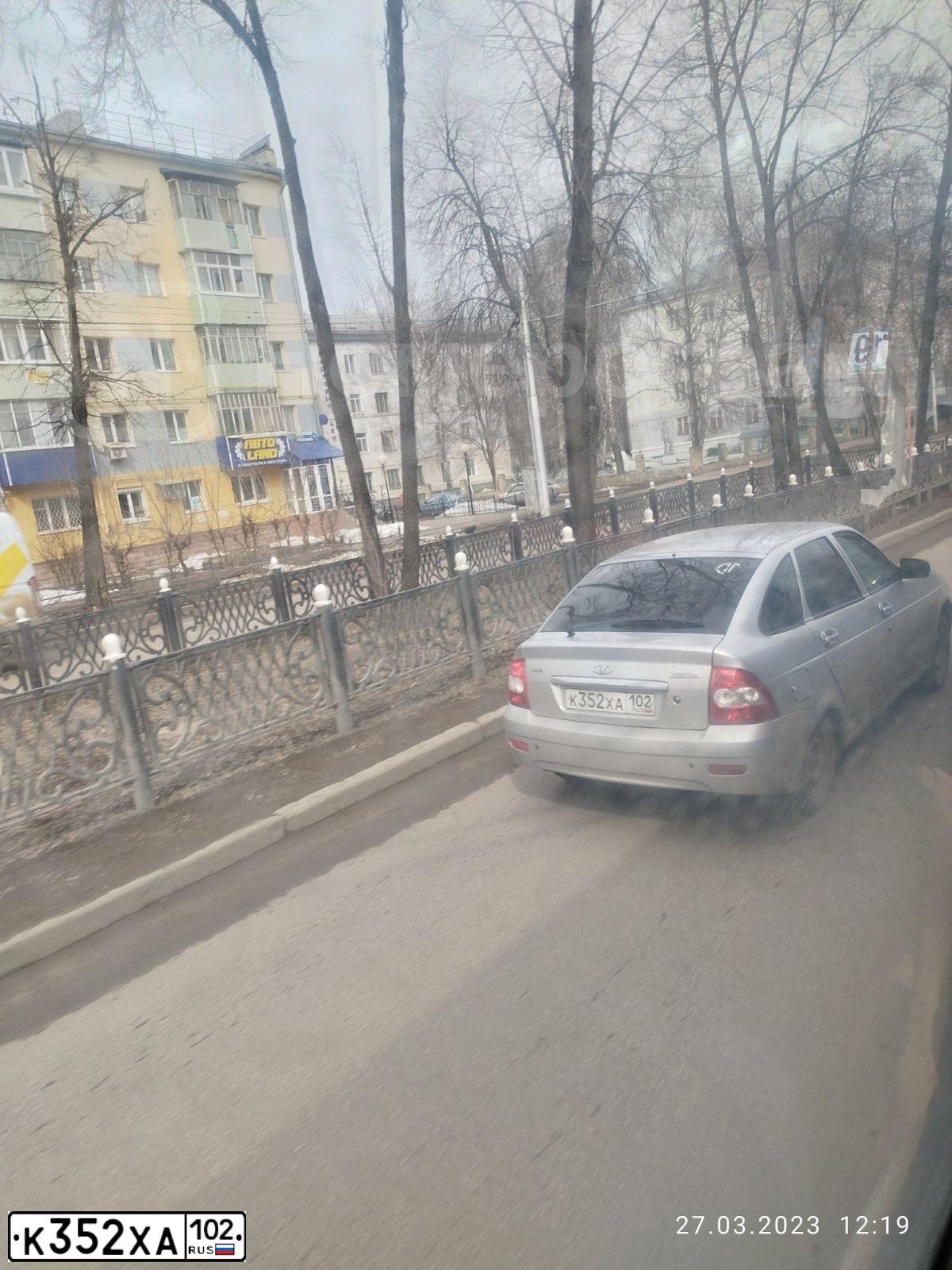 Фото автомобиля LADA 2172 PRIORA, 2009 — госномер К352ХА102. Цвет: светло-серебристый металлик