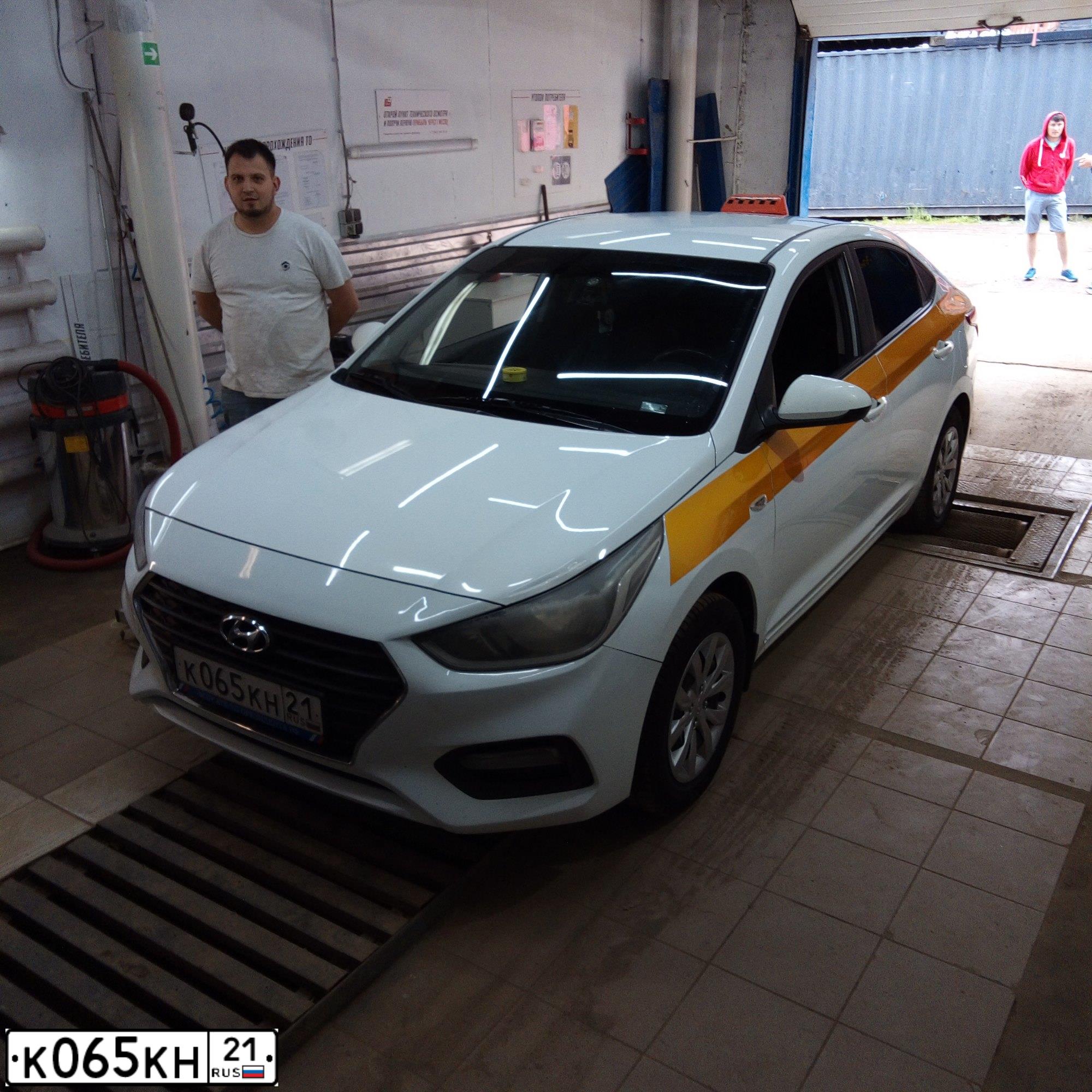 Фото автомобиля HYUNDAI SOLARIS, 2019 — госномер К065КН21. Цвет: БЕЛЫЙ-ЖЕЛТЫЙ-СЕРЫЙ