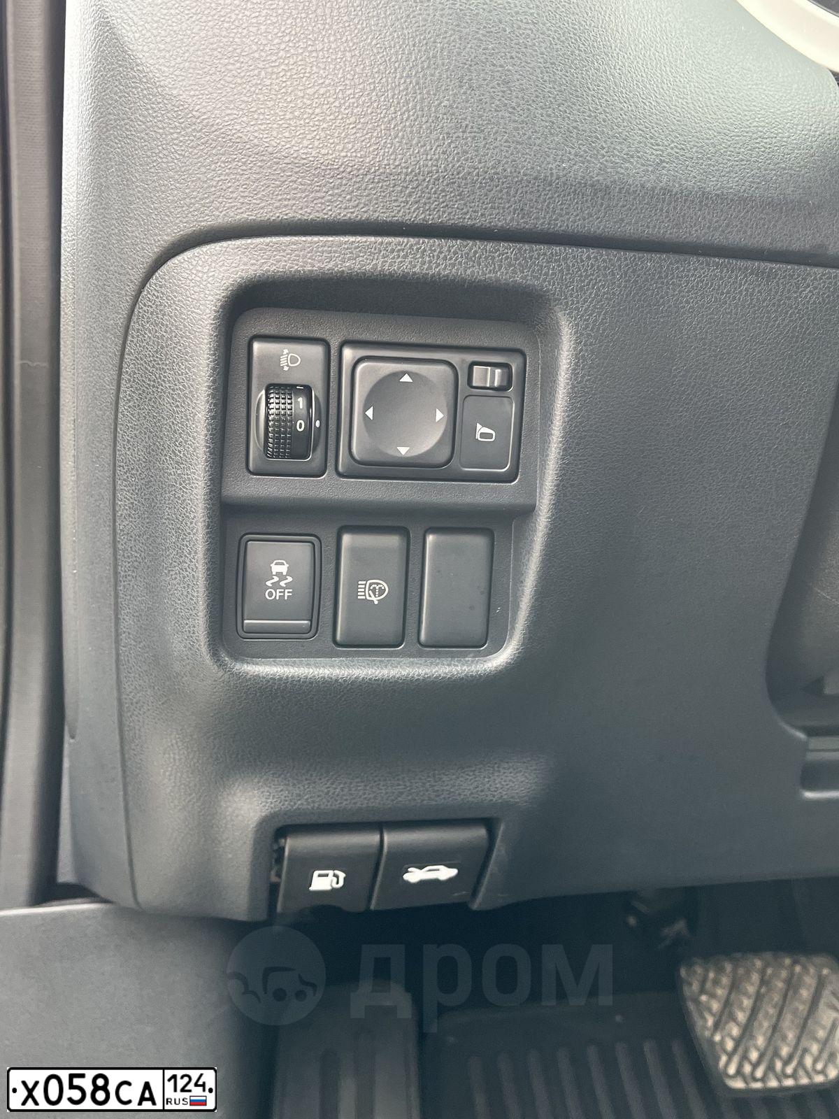 Фото автомобиля NISSAN JUKE, 2012 — госномер Р275СХ124. Цвет: СЕРЫЙ