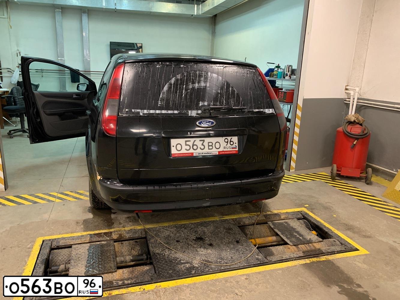 Фото автомобиля FORD FOCUS, 2009 — госномер Р215ТТ96. Цвет: ТЕМНО-СЕРЫЙ